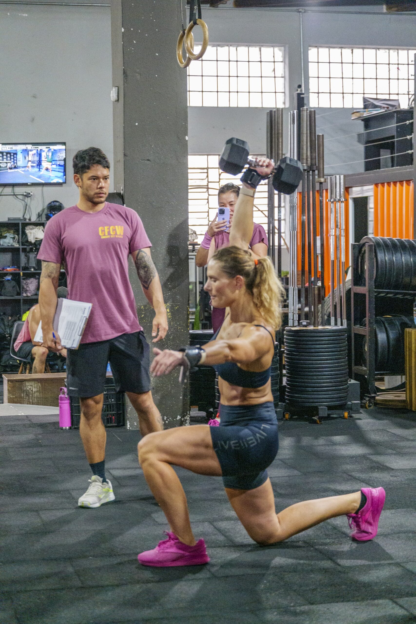 Atleta da City Wolves treinando com halter sob orientação do coach