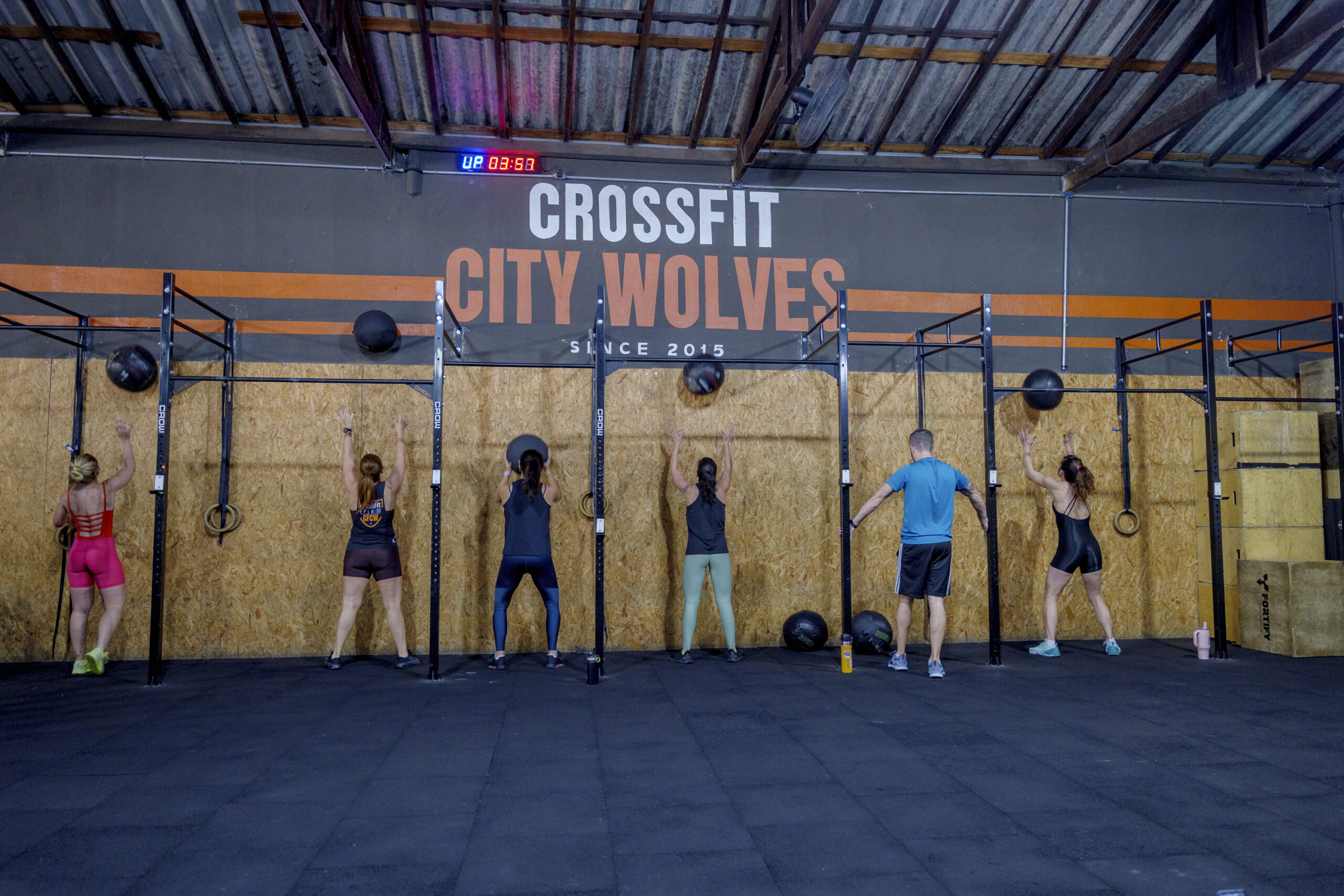 Turma da City Wolves treinando wall ball no box